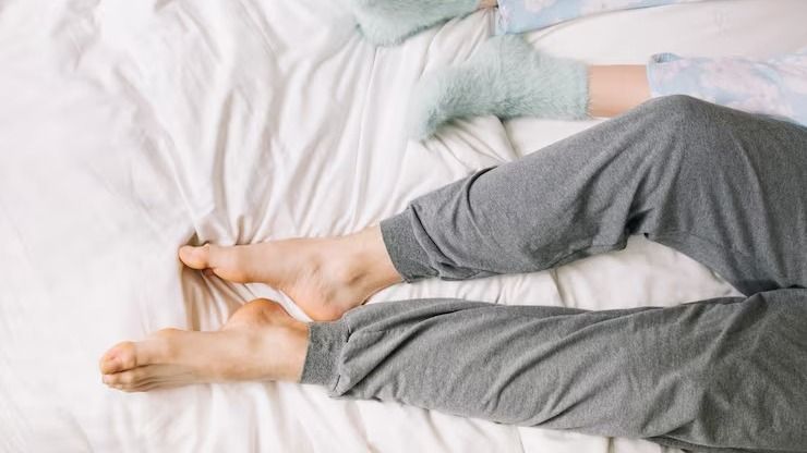 ঘুমোনোর সময় পা দরজার দিকে থাকে? বাস্তু বলছে... ঘুমোনোর সময় পা দরজার দিকে থাকে? বাস্তু বলছে...