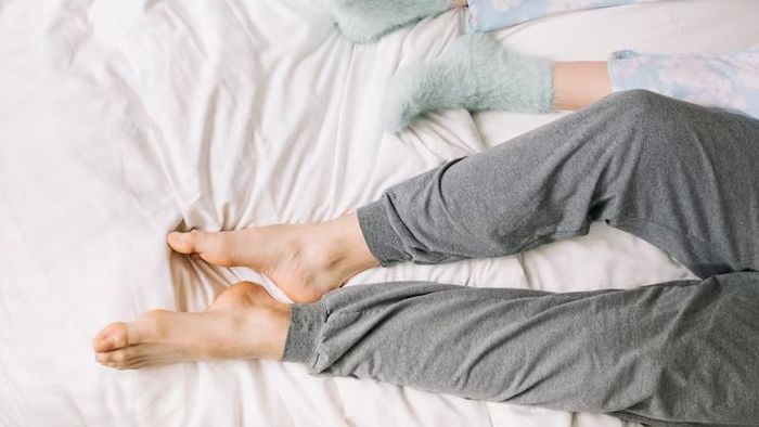 ঘুমোনোর সময় পা দরজার দিকে থাকে? বাস্তু বলছে...