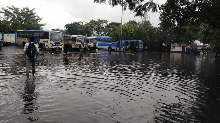 বিদ্যুৎস্পৃষ্ট হয়ে জলমগ্ন শহরে মৃত্যু