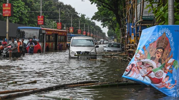 জলমগ্ন কলকাতা।-ফাইল ছবি