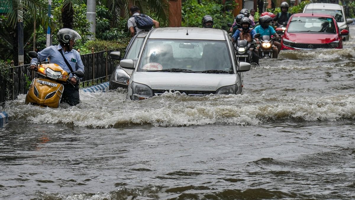 বুধেও জলবন্দি শহরের বিভিন্ন এলাকা, কোন কোন রাস্তায় এখনও হাঁটুসমান জল? 