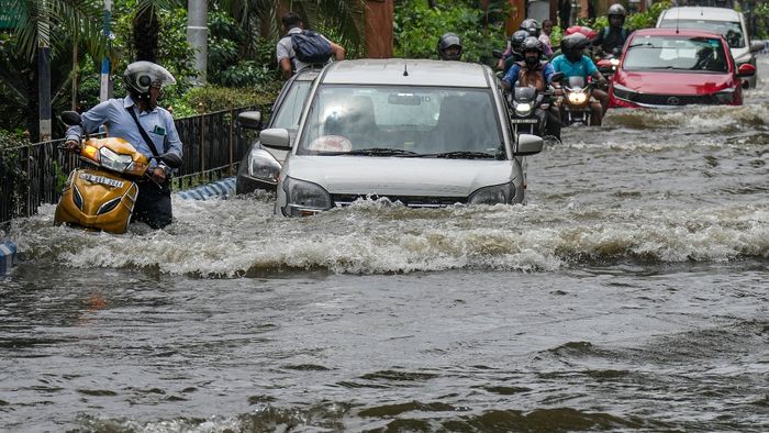 কলকাতা এখনও জলমগ্ন