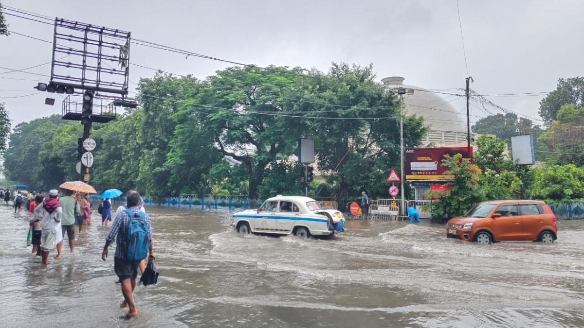 এখনও জল পুরোপুরি নামেনি করকাতার।-ছবি:সুকমল শীল