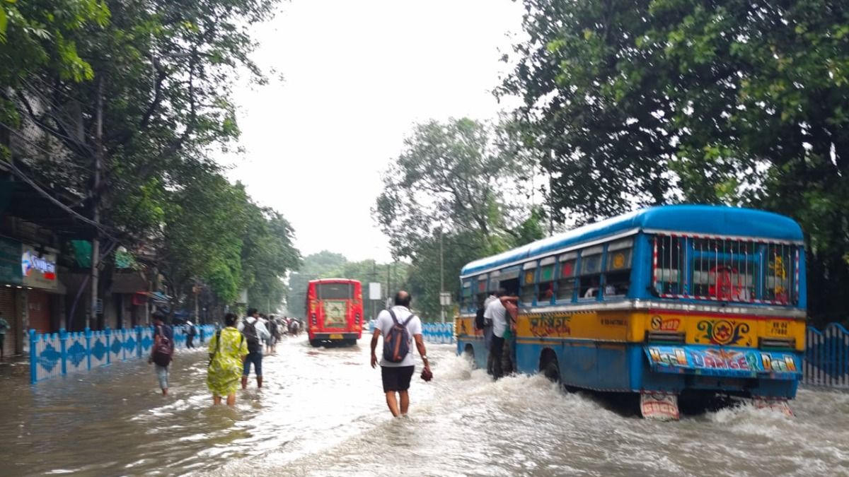 নিম্নচাপ দুর্বল হলেও বৃষ্টি থামার নাম নেই, কয়েক ঘণ্টায় ফের কলকাতায় বর্ষণের পূর্বাভাস