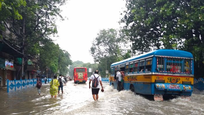 এখনও জলমগ্ন কলকাতার অনেক রাস্তা।-ফাইল ছবি
