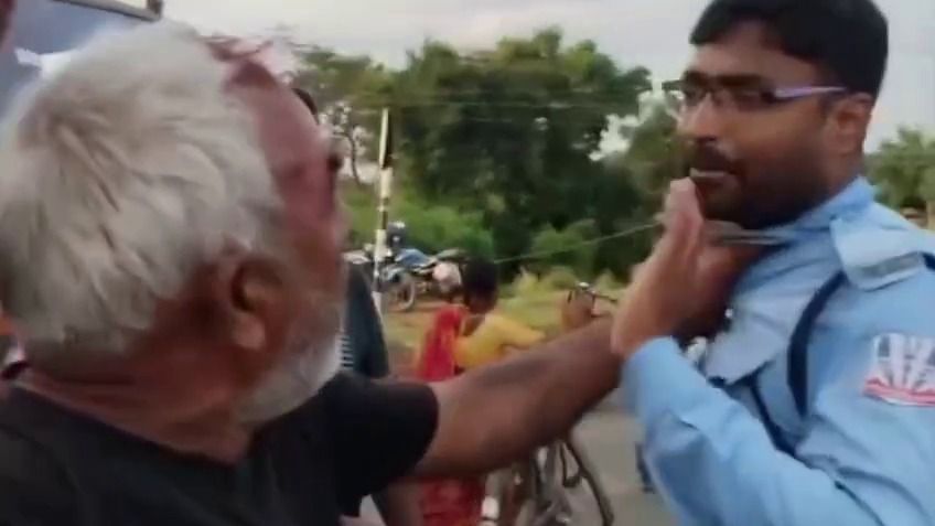 বুদবুদ বাইপাসে সিভিক ভলান্টিয়ারের 'দাপট', পাল্টা জুতো লরি চালকের, মারপিটের ভিডিও Viral 