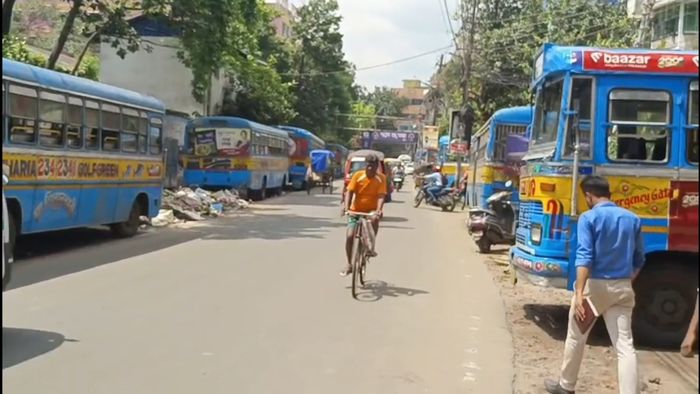 রাস্তায় নামেনি প্রচুর বাস।-ফাইল ছবি