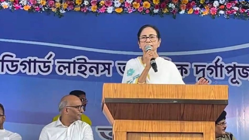 'আমি কি কম গালাগালি খাই সারাদিন?' আক্ষেপ মমতার, তবে 'ক্ষমা'ও করে দেন 'আমি কি কম গালাগালি খাই সারাদিন?' আক্ষেপ মমতার, তবে 'ক্ষমা'ও করে দেন