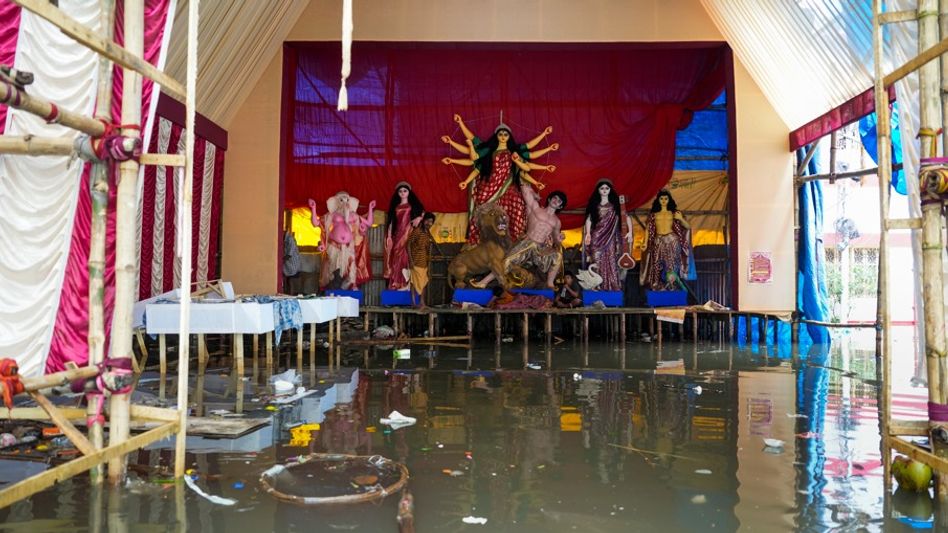 একাধিক জেলায় বৃষ্টি আসছে কয়েক ঘণ্টার মধ্যেই, চতুর্থীও জলে গেল? একাধিক জেলায় বৃষ্টি আসছে কয়েক ঘণ্টার মধ্যেই, চতুর্থীও জলে গেল?