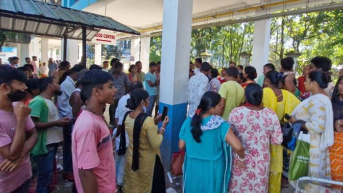 ট্রলি না মেলায় করিডরেই মৃত্যু রোগীর, উত্তেজনা উত্তরবঙ্গ মেডিক্যালে