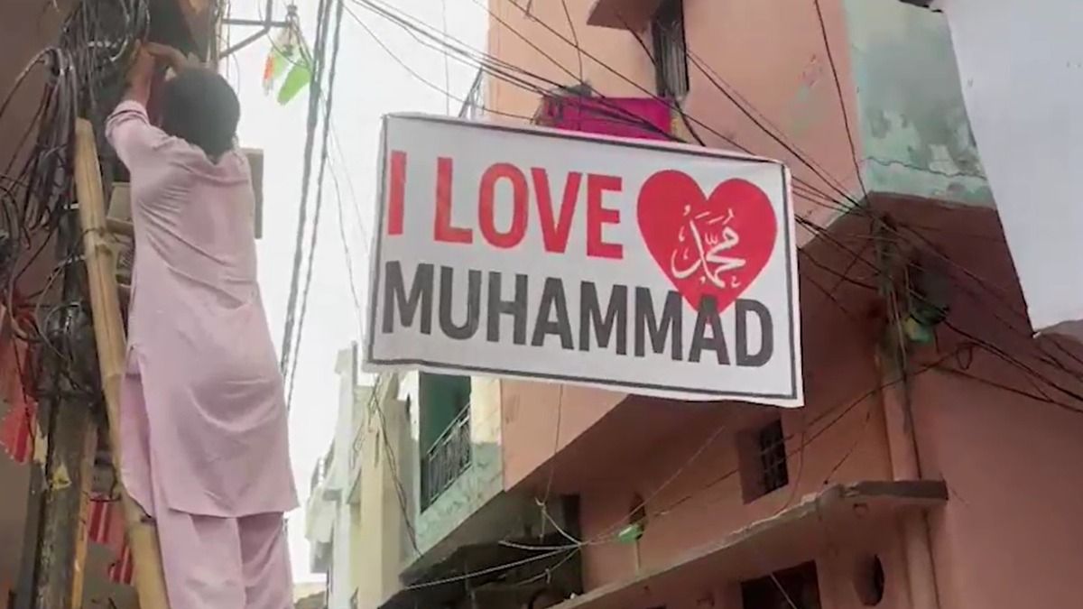 'I Love Muhammed' পোস্টার ছিঁড়ে ফেলার অভিযোগ, উত্তরপ্রদেশে তুলকালাম