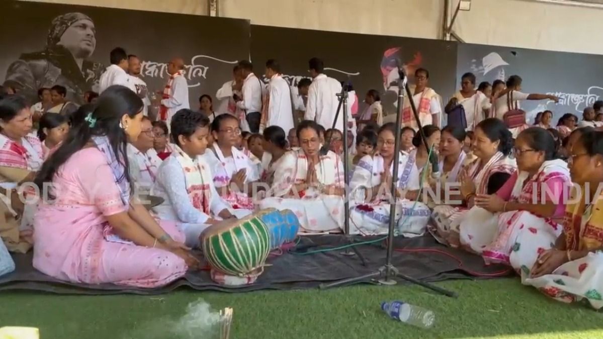ষষ্ঠীর দিনেও জুবিনের সমাধিস্থলে ভক্তদের ভিড়, হঠাৎ হলটা কী?