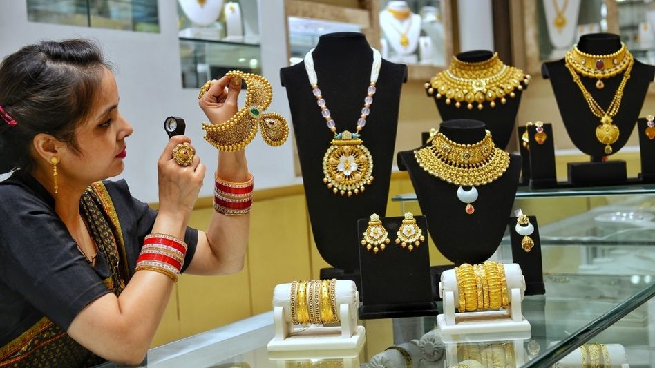 পুজোর মধ্যে হু হু করে বাড়ল সোনার দাম, কলকাতায় ২২ ও ২৪ ক্যারেটের দাম কত? পুজোর মধ্যে হু হু করে বাড়ল সোনার দাম, কলকাতায় ২২ ও ২৪ ক্যারেটের দাম কত?