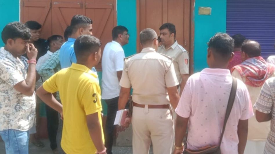 ওল্ড মালদায় মা ও দুই শিশুর রহস্য মৃত্যু, সপ্তমীতেই বিষাদের ছায়া ওল্ড মালদায় মা ও দুই শিশুর রহস্য মৃত্যু, সপ্তমীতেই বিষাদের ছায়া