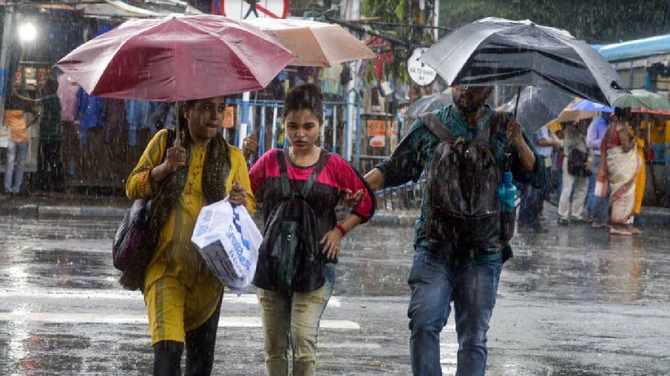 অষ্টমীর দুপুরে তাল কাটল বৃষ্টি, সন্ধ্যায় প্যান্ডেল হপিং পণ্ড করবে আবহাওয়া? অষ্টমীর দুপুরে তাল কাটল বৃষ্টি, সন্ধ্যায় প্যান্ডেল হপিং পণ্ড করবে আবহাওয়া?