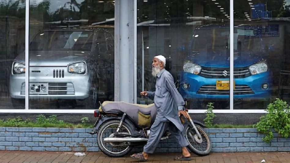 কাঙাল পাকিস্তান ছেড়ে পালাচ্ছে গাড়ি কোম্পানিগুলি, সেকেন্ড হ্যান্ডই এখন ভরসা কাঙাল পাকিস্তান ছেড়ে পালাচ্ছে গাড়ি কোম্পানিগুলি, সেকেন্ড হ্যান্ডই এখন ভরসা