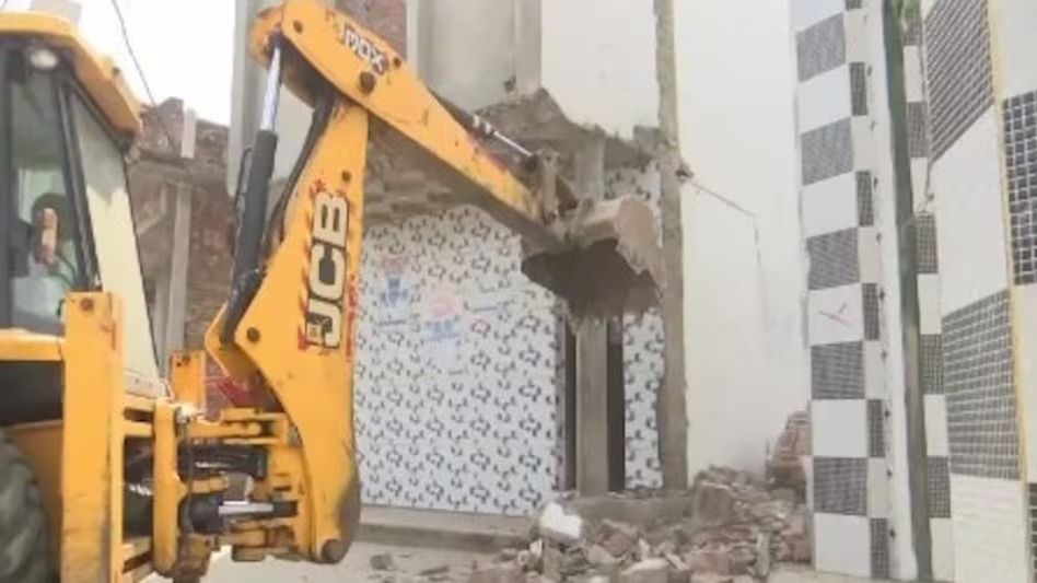 সম্ভলে অবৈধ মসজিদে চালানো হল বুলজোডার, মোতায়েন প্রচুর পুলিশ  সম্ভলে অবৈধ মসজিদে চালানো হল বুলজোডার, মোতায়েন প্রচুর পুলিশ