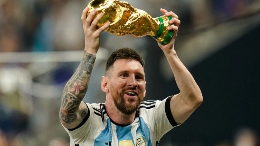 বিশ্বকাপ হাতে লিওনেল মেসি