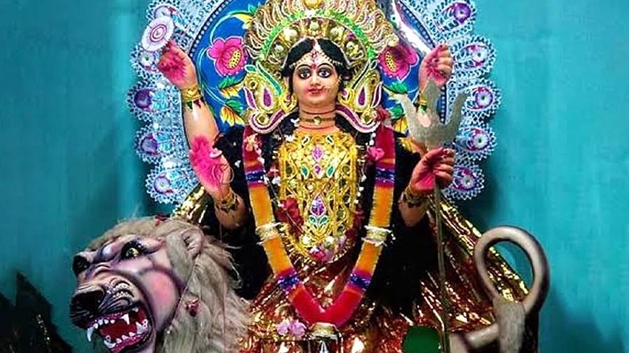 পথ হারানো 'উমা'কে আশ্রয় দেন এলাকাবাসী, একাদশীতে এখানে শুরু হয় দুর্গাপুজো