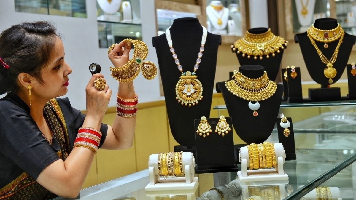 পুজো মিটতেই সোনা সস্তা, অনেকটা কমল, ২২ ও ২৪ ক্যারেট আজ কত?