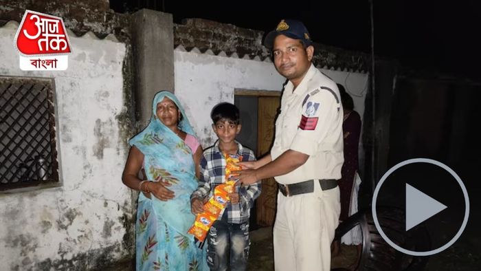 কুরকুরে পেয়ে হাসি ফুটল কিশোরের মুখে।