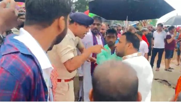 ঠাকুর নিরঞ্জনের সময় গঙ্গার ঘাটে পুলিশের সঙ্গে জোর বচসা TMC-র পুর চেয়ারম্যানের, ভিডিও ভাইরাল