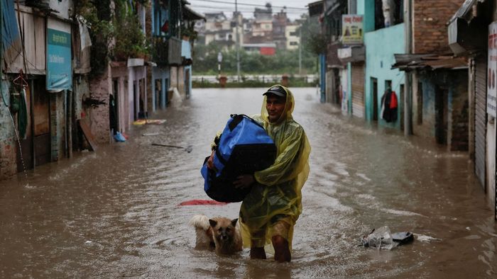 প্রতিবেশী দেশ নেপাল প্রাকৃতিক দুর্যোগের কবলে পড়েছে