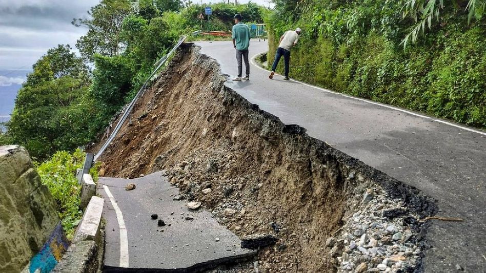 North Bengal Tourist Stuck: শুধু মিরিকেই ৩০০ জন, দার্জিলিং পাহাড়ে কোথায় কত পর্যটক আটকে? - How many tourists are stuck in North Bengal - Aaj Tak Bangla
