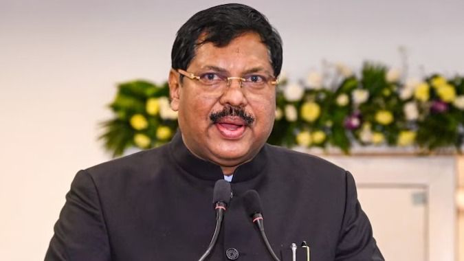 দেশের প্রধান বিচারপতিকে জুতো ছুড়ে মারার চেষ্টা আইনজীবীর, চিত্‍কার, 'সনাতন ধর্মের অপমান...'