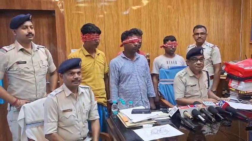 টোটোচালককে খুন করে ব্যাটারি বেচল যুবক, পুজোর কেনাকাটা করে পুলিশের জালে মোট ৪