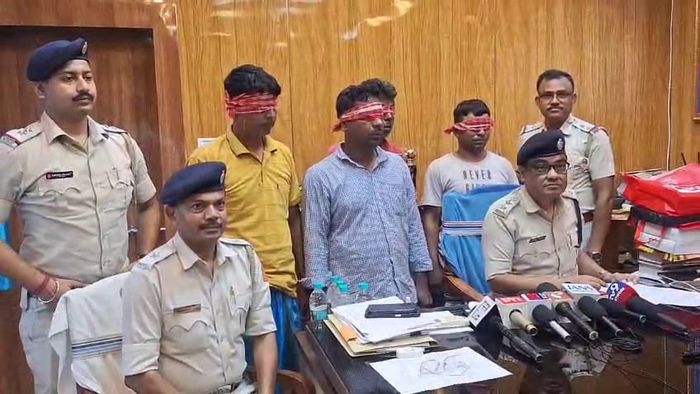 টোটোচালককে খুন করে ব্যাটারি বেচল যুবক, পুজোর কেনাকাটা করে পুলিশের জালে মোট ৪