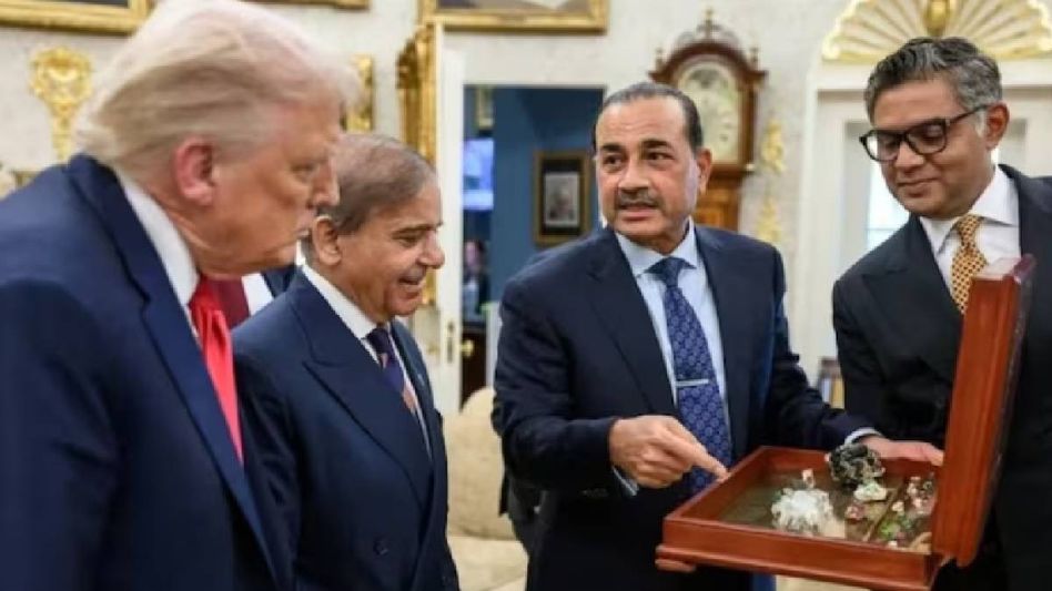 ট্রাম্পকে উপহার পাকিস্তানের, গোপনে আমেরিকায় বিরল খনিজ রপ্তানি শেহবাজের ট্রাম্পকে উপহার পাকিস্তানের, গোপনে আমেরিকায় বিরল খনিজ রপ্তানি শেহবাজের