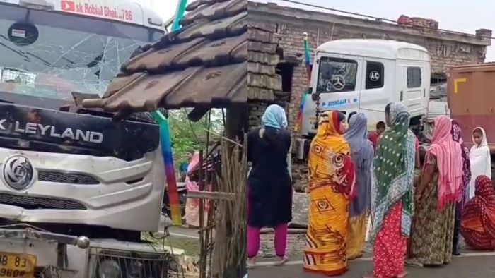বাড়িতে ঢুকে পড়ল আস্ত ট্রাক