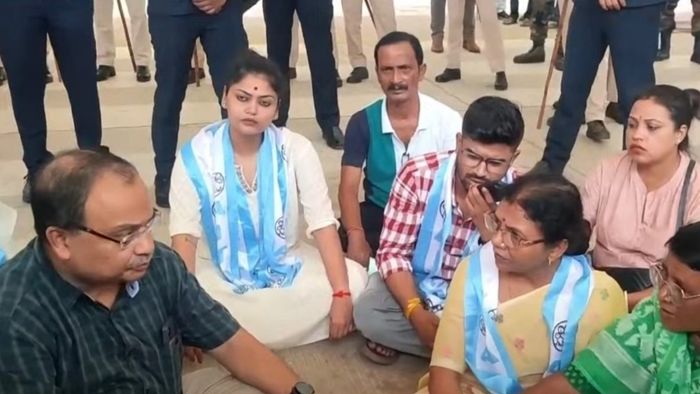 আগরতলা বিমানবন্দরে ধর্নায় কুনাল, সায়নী সহ প্রতিনিধি দল।