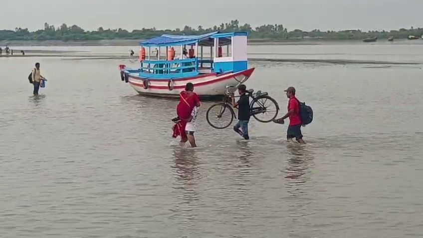 স্ত্রী কোলে নিয়ে বিদ্যাধরী নদী পার করালেন স্বামী; মাঝনদীতে দম্পতির রোম্যান্স Viral