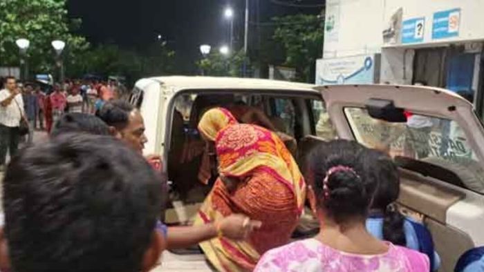 বালুরঘাট সুপার স্পেশালিটি হাসপাতালে শিশু চুরি করতে গিয়ে ধৃত দুই মহিলা