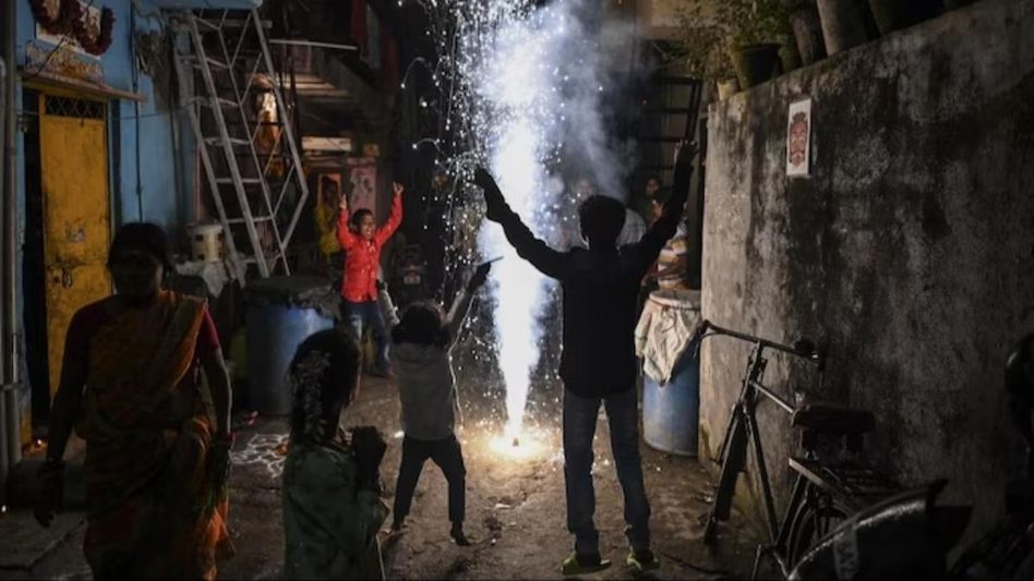 ছাদে বাজি পোড়ানো নিষিদ্ধ, তবে ডেসিবেল বাড়ল, কালীপুজোয় রাজ্যে একাধিক নির্দেশিকা ছাদে বাজি পোড়ানো নিষিদ্ধ, তবে ডেসিবেল বাড়ল, কালীপুজোয় রাজ্যে একাধিক নির্দেশিকা