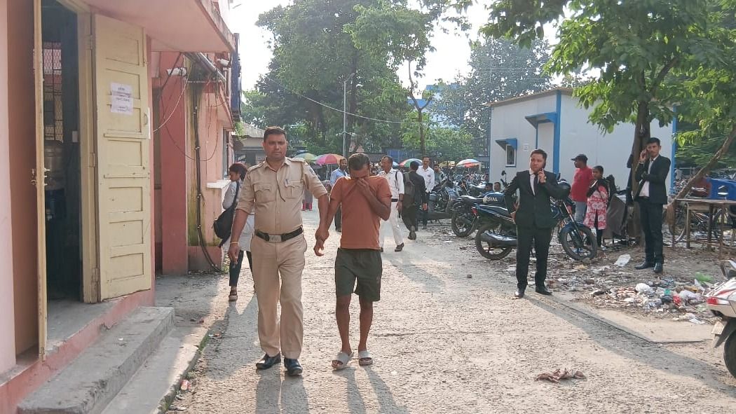 ঋণের কিস্তি আদায়ের নাম করে মহিলাকে ধর্ষণের অভিযোগে ব্যাঙ্ককর্মী গ্রেফতার