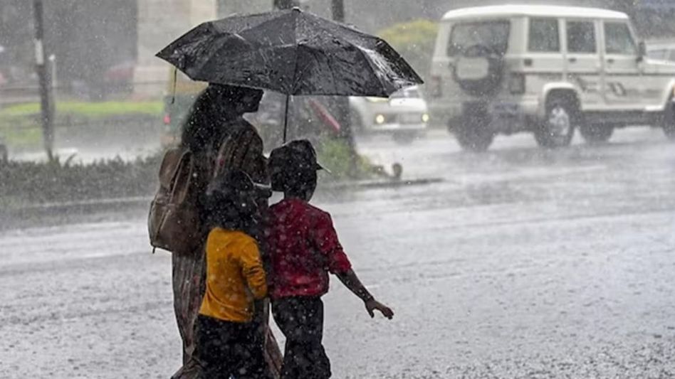দফায় দফায় বৃষ্টি, ঘূর্ণাবর্তের জেরে জেরবার রাজ্য, কবে থামবে বৃষ্টি? দফায় দফায় বৃষ্টি, ঘূর্ণাবর্তের জেরে জেরবার রাজ্য, কবে থামবে বৃষ্টি?