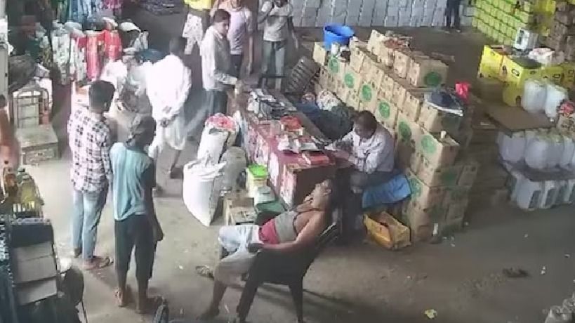 অফিসে হার্টঅ্যাটাকে মৃত্যু শ্রমিকের, কাজে ব্যস্ত মালিক, CCTV ফুটেজ