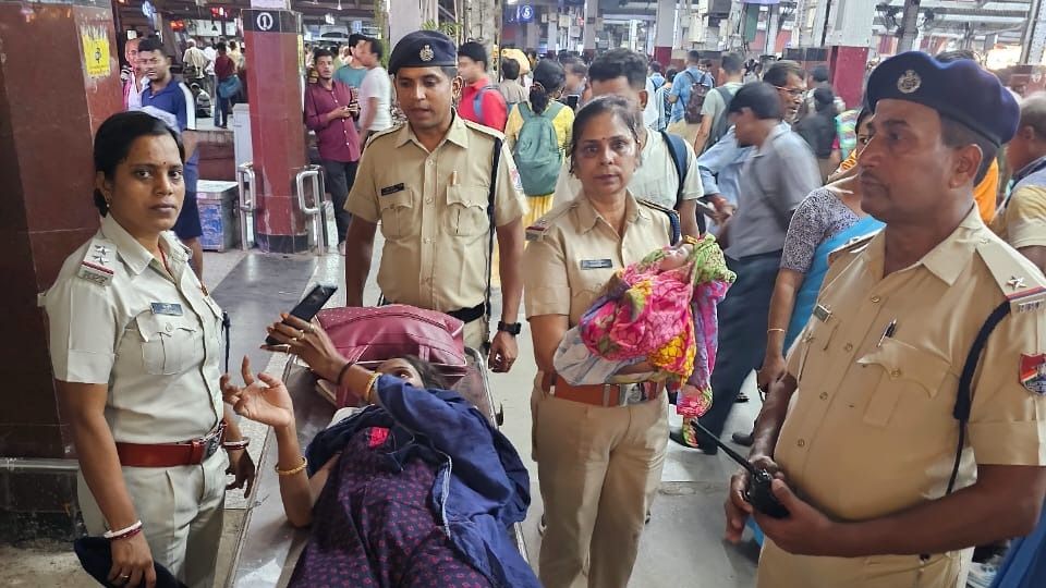 প্ল্যাটফর্মেই প্রসব যন্ত্রণা, হাওড়া স্টেশনে শিশুর জন্ম দিলেন মহিলা