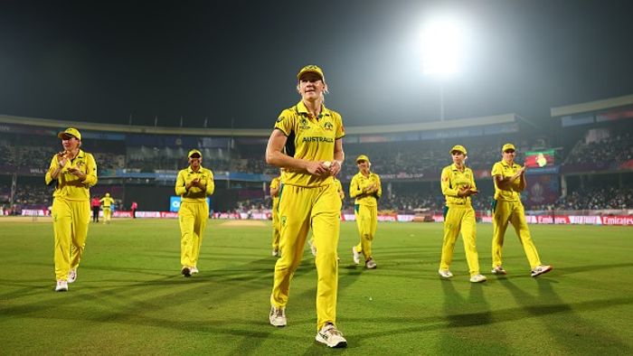 ভারতের বিপক্ষে ফিফার নেওয়ার পর অস্ট্রেলিয়ার অ্যানাবেল সাদারল্যান্ড (ফোরগ্রাউন্ড) মাঠ ছাড়ছেন