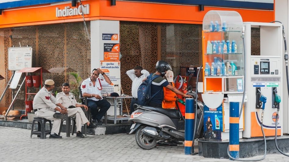 E20 জ্বালানি নিয়ে কেন এত ক্ষোভ বাড়ছে? আসল কারণগুলো জানুন E20 জ্বালানি নিয়ে কেন এত ক্ষোভ বাড়ছে? আসল কারণগুলো জানুন