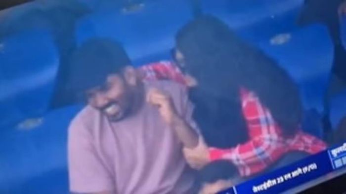 লাইভ ম্যাচ চলাকালীন এক তরুণী চড় মারলেন (ছবি: এসএস/টুইটার)