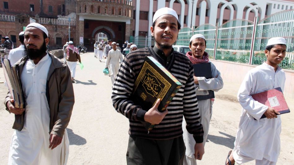 মাদ্রাসা ও স্কুলের কোথায় পার্থক্য? কী কী পড়ানো হয়? জানুন সিলেবাস মাদ্রাসা ও স্কুলের কোথায় পার্থক্য? কী কী পড়ানো হয়? জানুন সিলেবাস