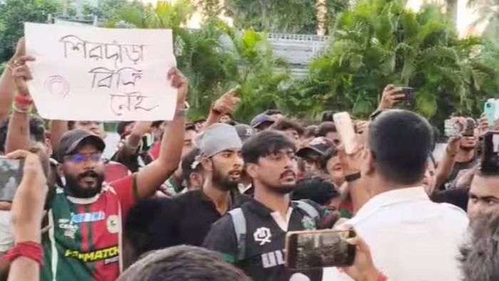 মোহনবাগান সমর্থকদের সঙ্গে পুলিশের বচসা