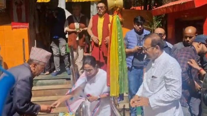 মহাকাল মন্দিরে পুজো দিচ্ছেন মমতা