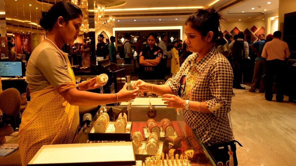 ধনতেরাসে সস্তায় সোনা কিনতে চান? দোকানে গিয়ে এই ট্রিকস খাটান ধনতেরাসে সস্তায় সোনা কিনতে চান? দোকানে গিয়ে এই ট্রিকস খাটান