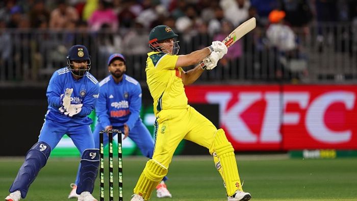 প্রথম ওয়ানডেতে ভারতের কেএল রাহুলের সাথে অস্ট্রেলিয়ার মিচেল মার্শ (আর) ব্যাট করছেন