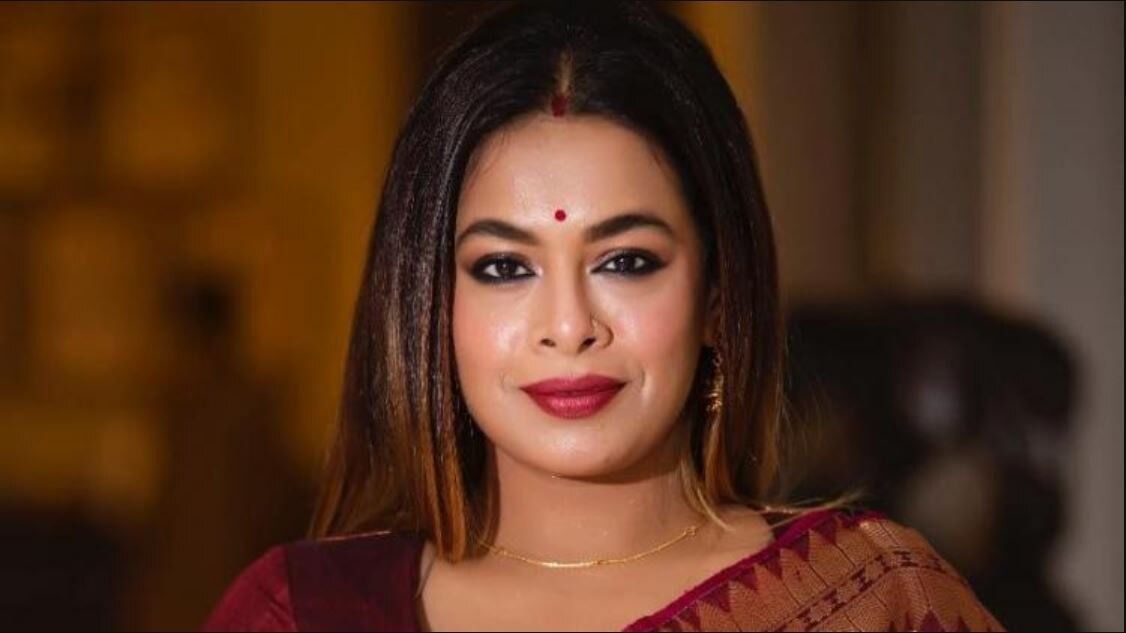 জিন্স পরে শ্যামাসঙ্গীত! সমালোচিত হয়েই নিন্দুকদের একহাত নিলেন ইমন 